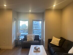 48 Tuttle St, Unit 1 in Boston, MA - Foto de edificio - Building Photo