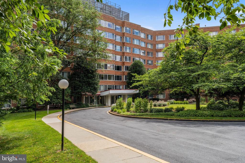 4000 Tunlaw Rd NW in Washington, DC - Building Photo
