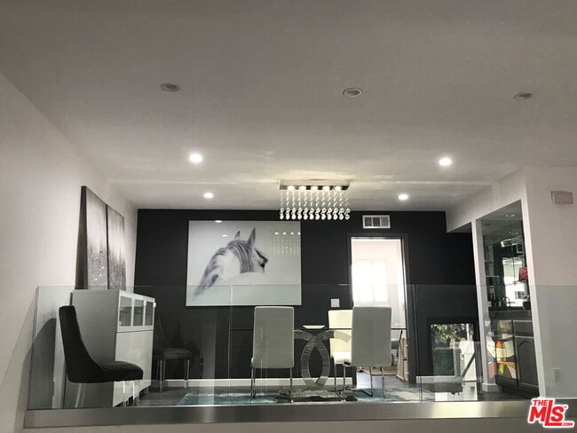 18210 Oxnard St in Los Angeles, CA - Building Photo - Building Photo