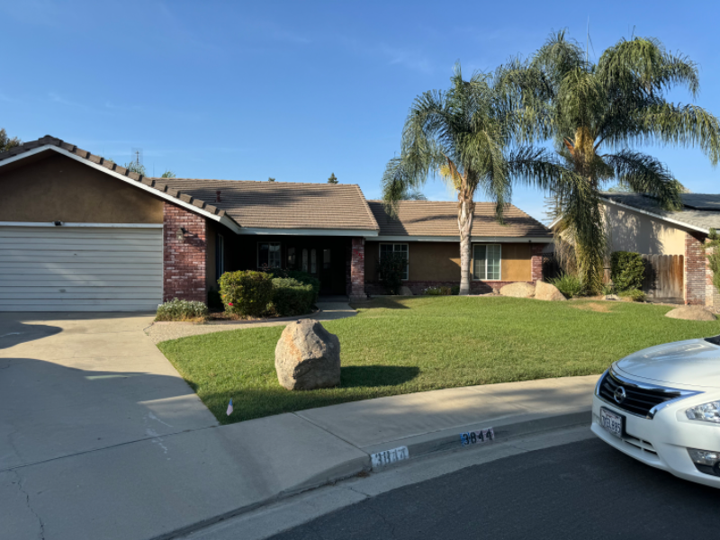 3844 W Dorothea Ct in Visalia, CA - Building Photo