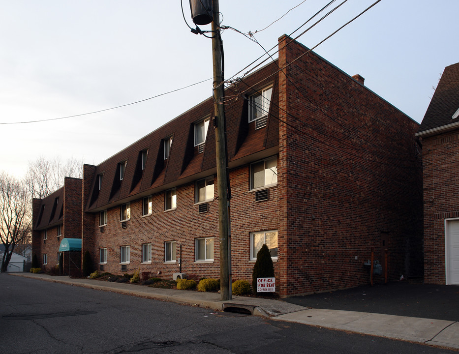 Simone Place Apartments in Bergenfield, NJ - Building Photo