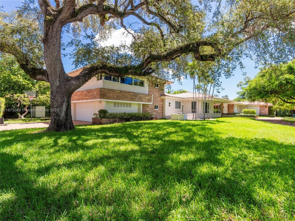 55 Pinta Rd in Miami, FL - Building Photo