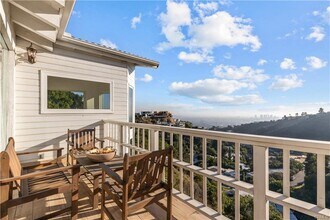 2019 Sunset Plaza Dr in Los Angeles, CA - Building Photo - Building Photo