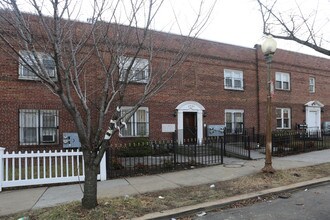 1721 Capitol Ave NE in Washington, DC - Foto de edificio - Building Photo