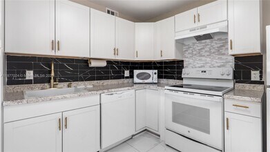 251 SW 132nd Way in Pembroke Pines, FL - Building Photo - Building Photo