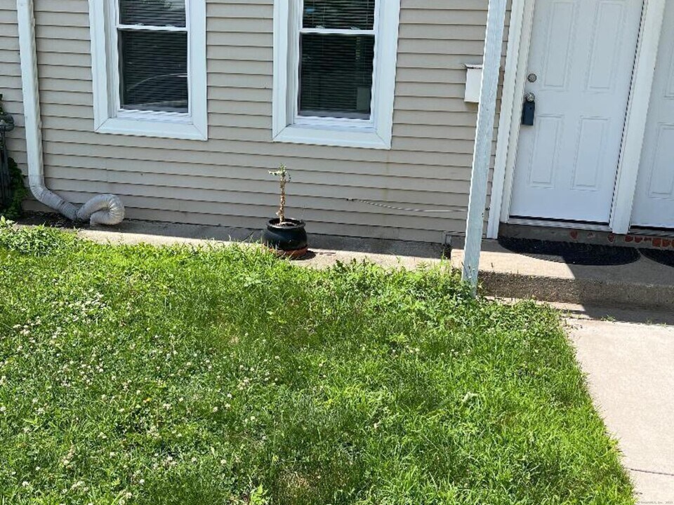 28 Spring St in Enfield, CT - Building Photo