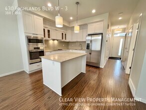430 Highlands Blvd W in Lethbridge, AB - Building Photo - Building Photo