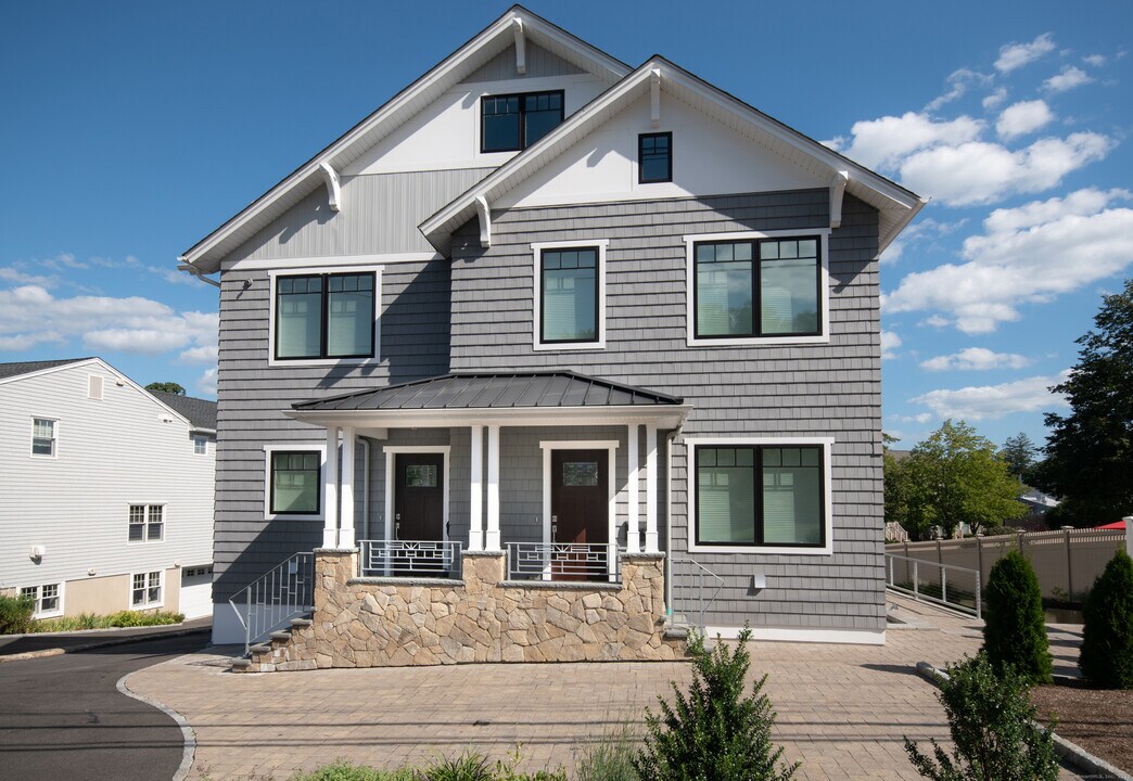 95 Locust Ave in New Canaan, CT - Building Photo