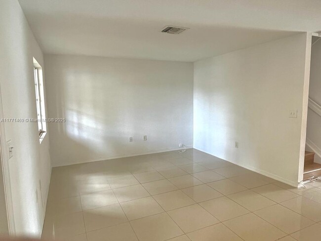 2056 NE 167th St in North Miami Beach, FL - Foto de edificio - Building Photo