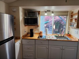 370 S 5th St in Jacksonville, OR - Building Photo