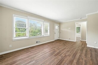 2493 Miriam Ln in Decatur, GA - Foto de edificio - Building Photo