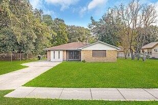 8710 Bertwood St in Houston, TX - Building Photo