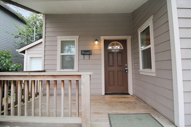 6731 N Albina Ave in Portland, OR - Foto de edificio - Building Photo