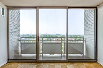 The Seasons Apartments in Bethesda, MD - Building Photo - Interior Photo