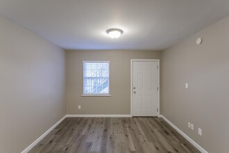 Legion Park & Heartwood Court Apartments in Owensboro, KY - Building Photo - Interior Photo