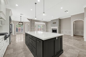 6403 Parkriver Crossing in Sugar Land, TX - Building Photo - Building Photo