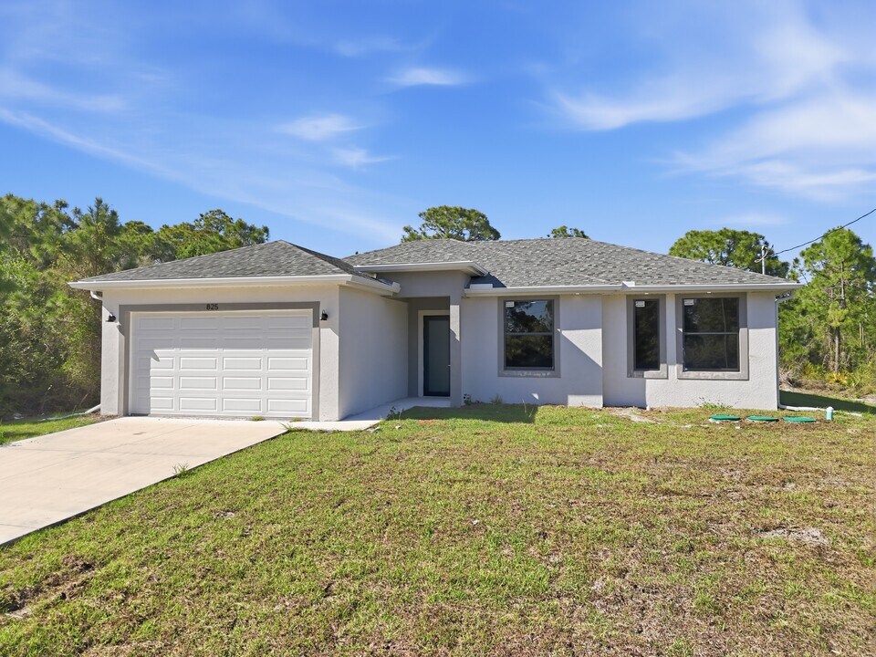 825 Carbon St E in Lehigh Acres, FL - Building Photo