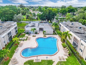 8513 Old Country Manor in Davie, FL - Building Photo - Building Photo