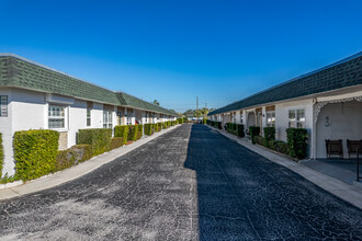 Tyrone Villas in St. Petersburg, FL - Foto de edificio - Building Photo