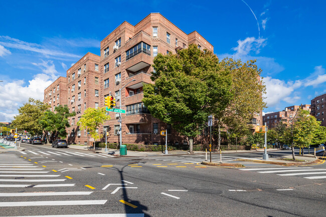 69-40 Yellowstone Blvd in Forest Hills, NY - Building Photo - Building Photo