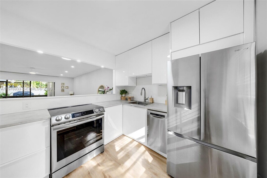 130 S Cypress Rd in Pompano Beach, FL - Building Photo