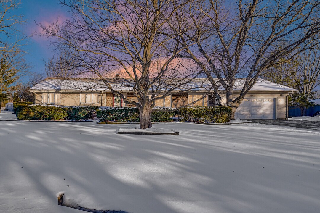 2226 Shannondale Dr in Libertyville, IL - Building Photo