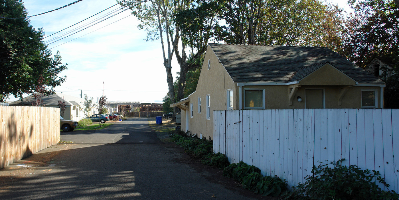 723 N Hwy 99 in Eugene, OR - Foto de edificio