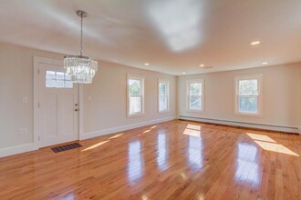 45 Frairy St, Unit B in Medfield, MA - Building Photo - Building Photo