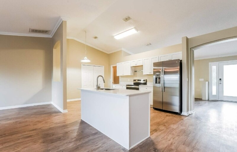 650 4th Ave N in Deltona, FL - Foto de edificio