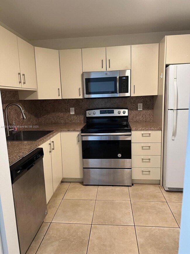 1830 Dixieana St in Hollywood, FL - Building Photo - Building Photo
