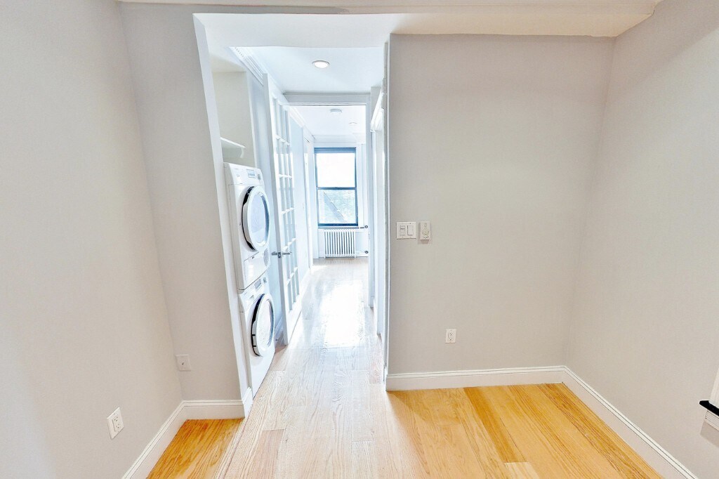 325 E 5th St in New York, NY - Building Photo