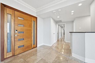 6211 W Northwest Hwy in Dallas, TX - Building Photo