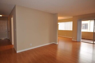 5036 Coldwater Canyon Ave, Unit 305 in Los Angeles, CA - Foto de edificio - Building Photo