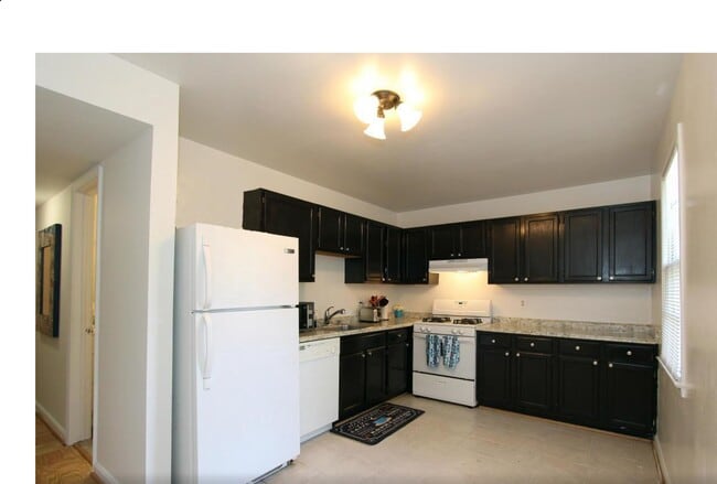 778 Quince Orchard Blvd, Unit T2 in Gaithersburg, MD - Building Photo - Building Photo