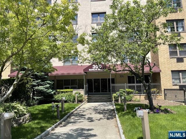 300 Lookout Ave in Hackensack, NJ - Building Photo - Building Photo