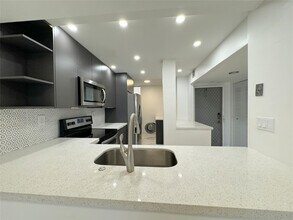 6800 Cypress Rd in Plantation, FL - Building Photo - Building Photo