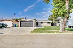 713 W Ave H-10 in Lancaster, CA - Building Photo