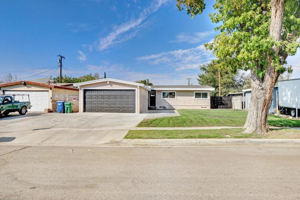 713 W Ave H-10 in Lancaster, CA - Building Photo