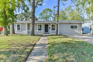 706 Azalea St in Lake Jackson, TX - Building Photo