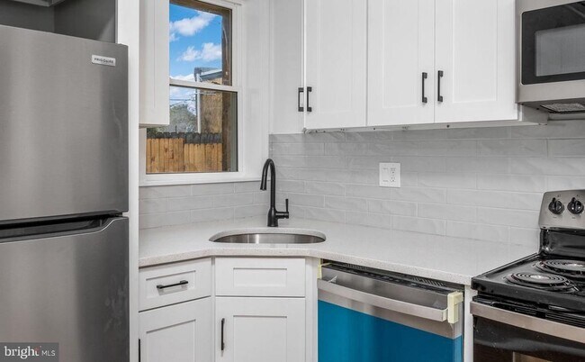 2042 E Somerset St in Philadelphia, PA - Building Photo - Building Photo