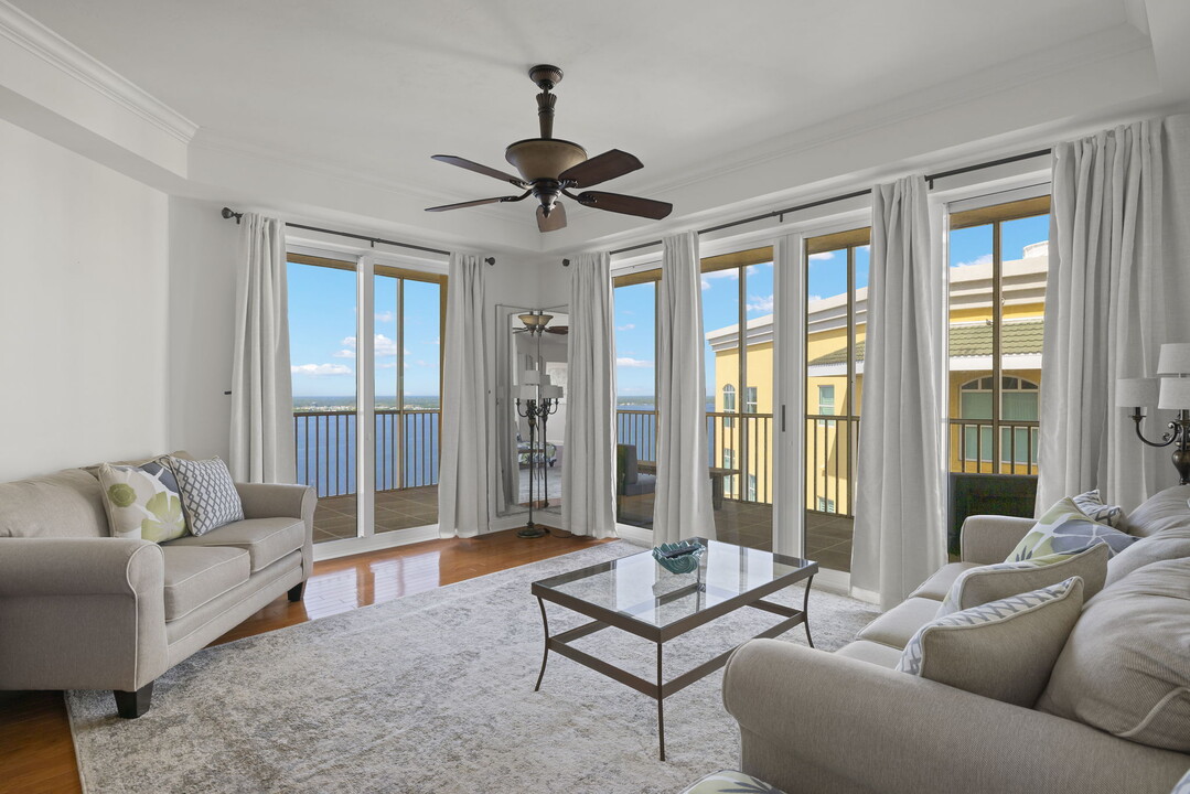 2745 1st St, Unit 2306 in Ft. Myers, FL - Foto de edificio