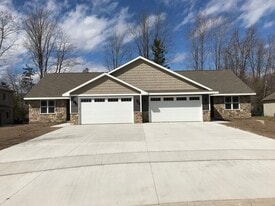 1490 Arctic Ct in Suamico, WI - Building Photo