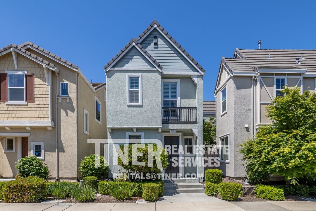3681 Tice Creek Way in Sacramento, CA - Building Photo
