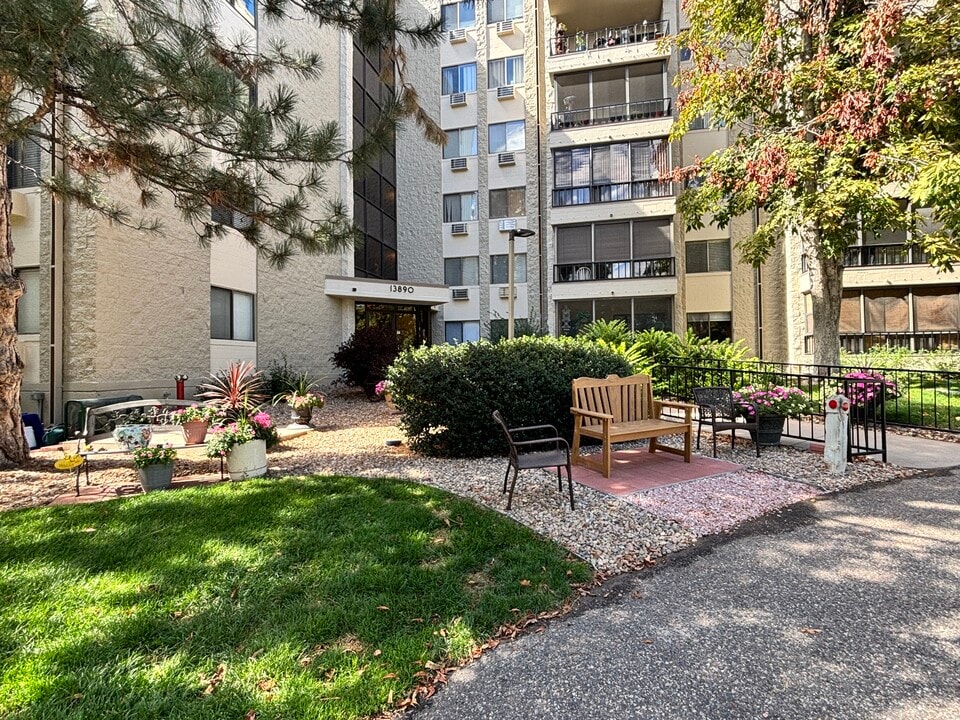 13890 E Marina Dr, Unit 604 in Aurora, CO - Building Photo