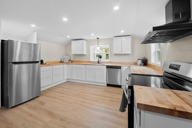 6429 Wembridge Dr in East Syracuse, NY - Building Photo - Building Photo