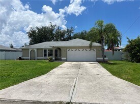 404 SE 19th Ln in Cape Coral, FL - Building Photo