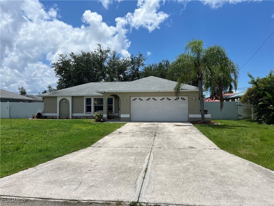 404 SE 19th Ln in Cape Coral, FL - Building Photo