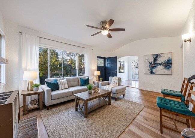 2100 Barclay St in Los Angeles, CA - Building Photo - Building Photo