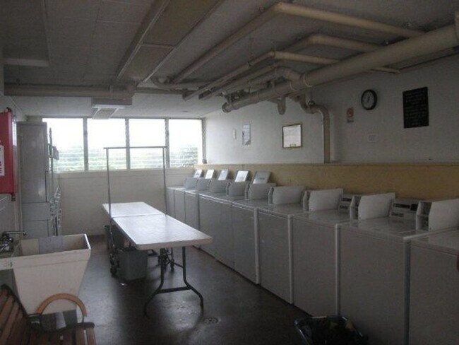 5180 Likini St in Honolulu, HI - Building Photo - Building Photo