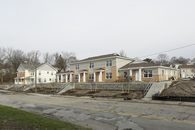 Creston Plaza Apartments in Grand Rapids, MI - Building Photo - Building Photo